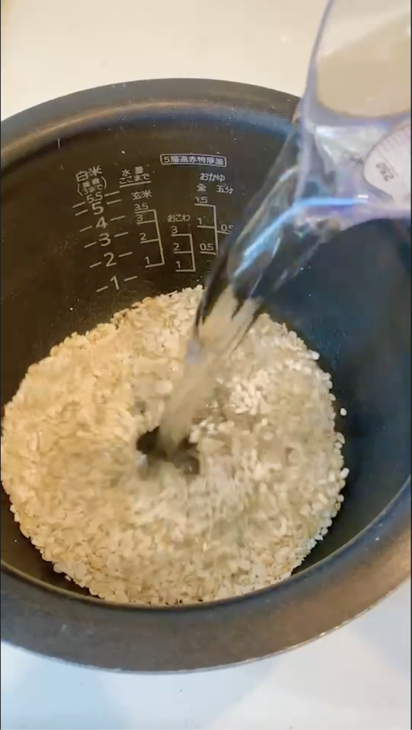 ダイエットこんにゃく大麦ごはんを炊飯器に入れて、水を入れる。