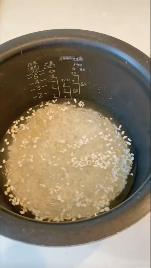 ダイエットこんにゃく大麦ごはんを炊飯器に入れて、つけ置き。